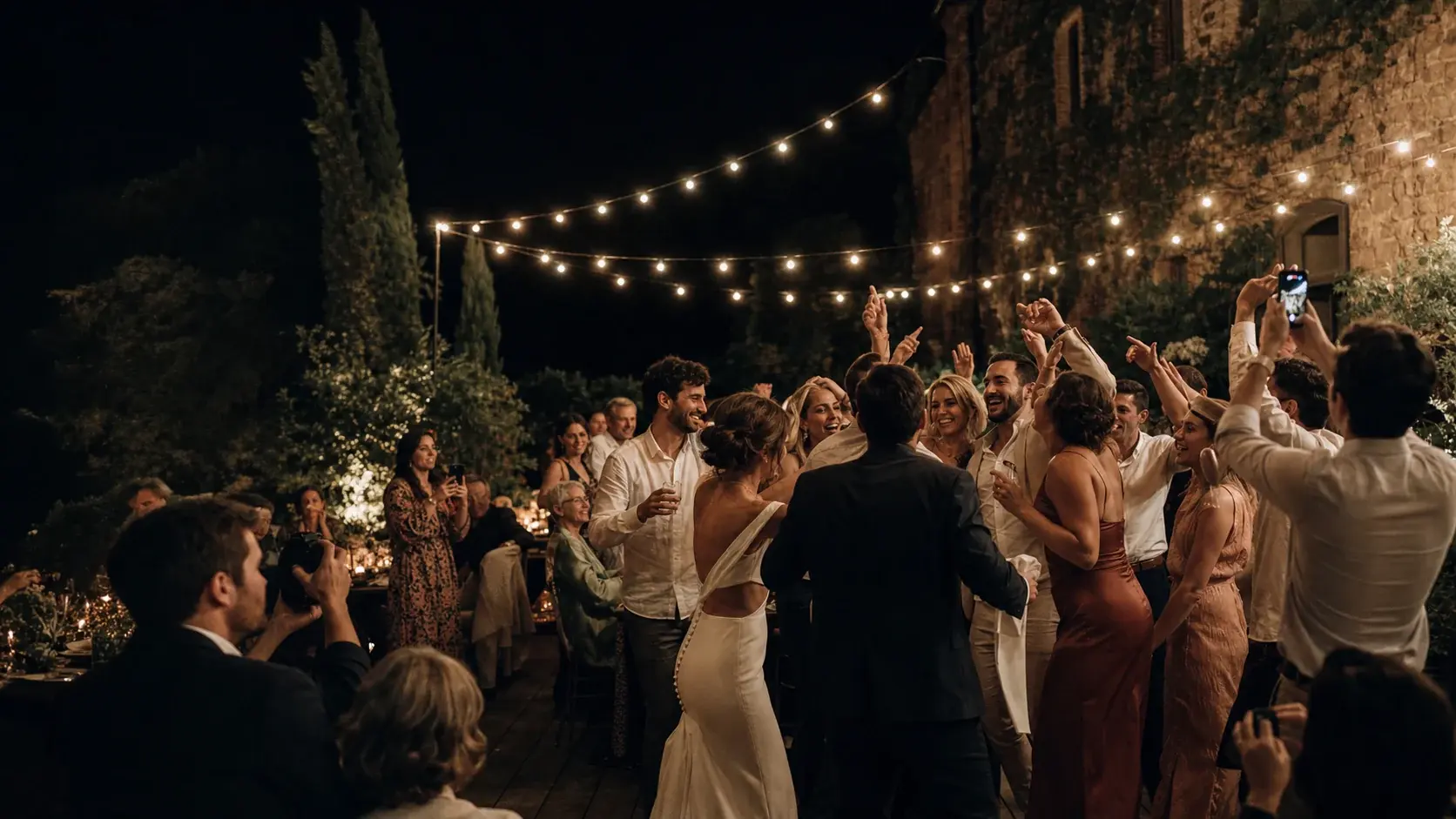 Invités de mariage prenant des photos ensemble sur la piste de danse